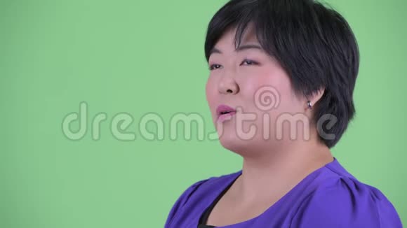 快乐年轻超重的亚洲女性微笑特写镜头视频的预览图