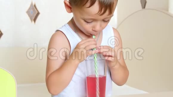 一个小孩从杯子里的吸管里喝果汁视频的预览图