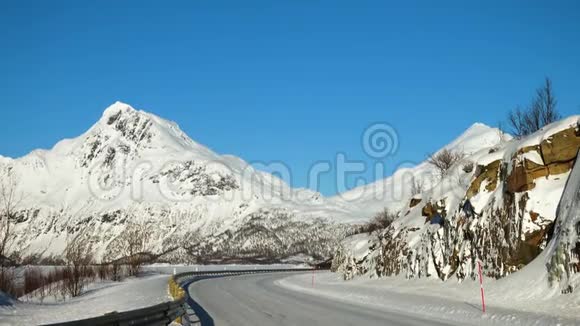 在大雪纷飞的时候一辆在雪地上滑滑的卡车视频的预览图