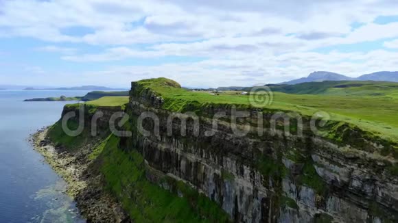 在苏格兰的斯凯岛沿着悬崖飞行惊人的无人机镜头视频的预览图