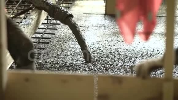 混凝土拌合物是在一个正在施工的物体上在整体施工中用泵输送到模板中视频的预览图