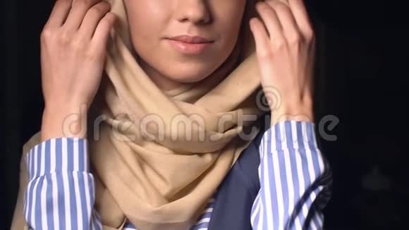 戴着头巾的漂亮棕色眼睛的穆斯林女人慢动作视频的预览图