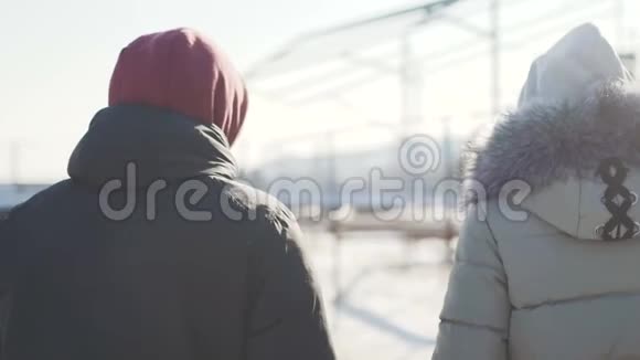 一对夫妇走过白雪皑皑的街道慢动作视频的预览图