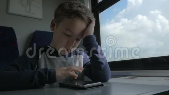 小孩坐火车玩手机视频的预览图
