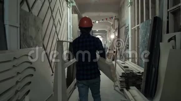木匠在木工车间工作用胶合板在工厂行走的人家具制造视频的预览图
