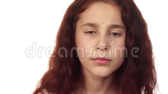 一个可爱的女孩要求沉默把头转向右边和左边视频的预览图