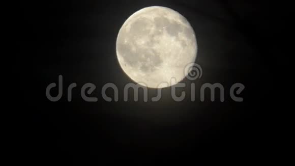 月亮在朦胧的天空中视频的预览图