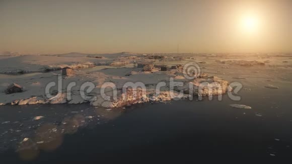 飞越南极基地日落景色视频的预览图