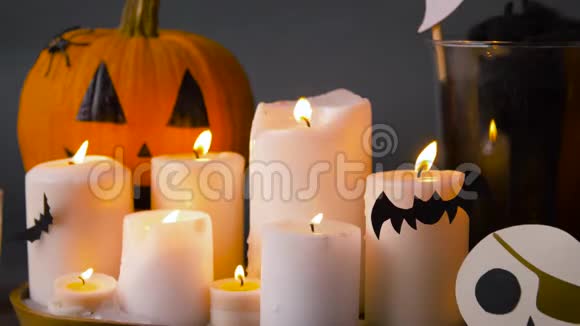 南瓜蜡烛和万圣节装饰品视频的预览图
