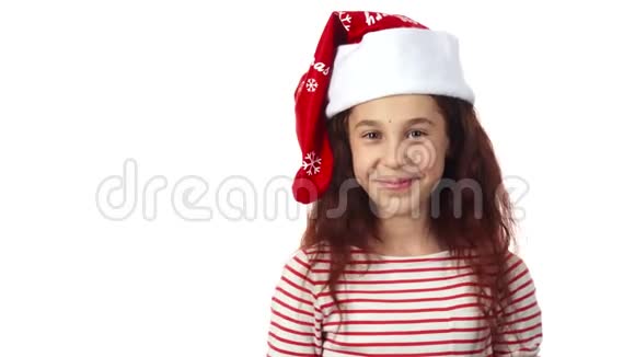 一个戴圣诞帽的女孩对着镜头微笑视频的预览图