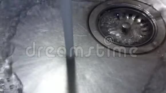 厨房水槽从水龙头喷出的水特写视频随流水声倾泻真实生活视频的预览图