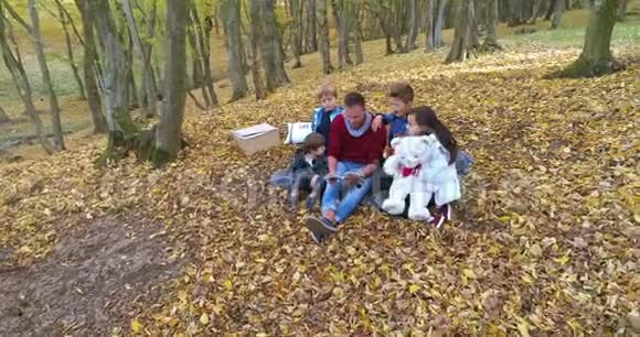 快乐的家庭在森林中享受秋日视频的预览图