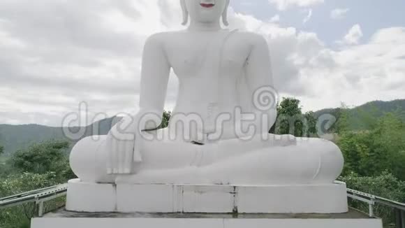 令人惊叹的白色大佛雕像的观点4鸟瞰图视频的预览图