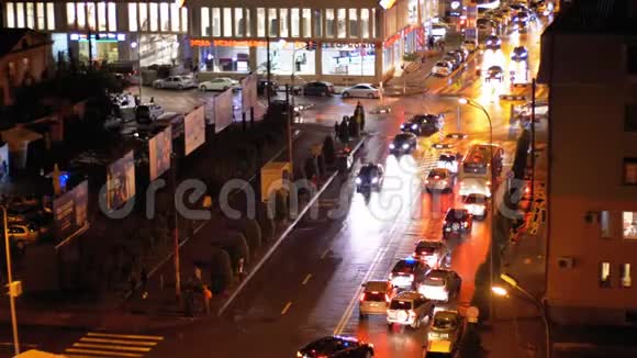 从上面可以看到夜间城市道路的中心和驾驶汽车夜城的灯火视频的预览图