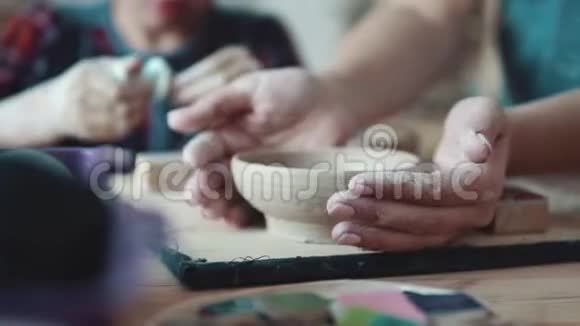 粘土手工造型的占领女性手特写女孩雕刻泥板视频的预览图