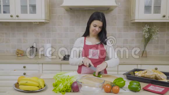 家庭主妇切黄瓜做沙拉视频的预览图
