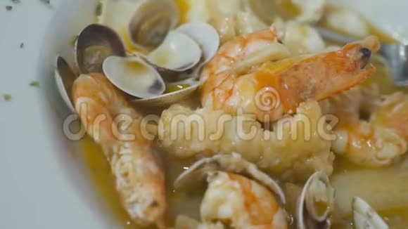 手吃蓝蟹肉泰式海鲜大餐地中海厨房视频的预览图