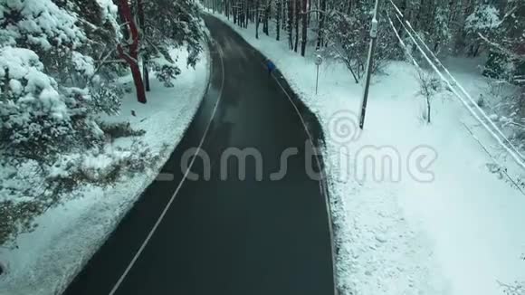 独行男子穿越冬季森林空中镜头视频的预览图
