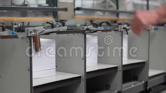 纸印厂印刷机器在工作视频的预览图