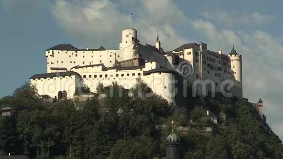 从卡罗林桥到奥地利萨尔茨堡霍亨萨尔茨堡堡垒的景色视频的预览图
