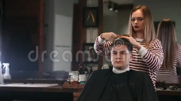 客户在理发店拜访发型师视频的预览图