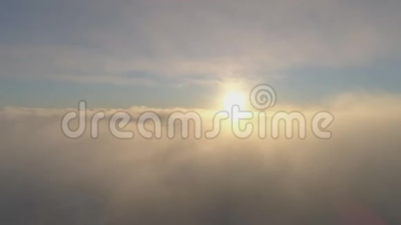 日落于移动的雾南极空中射击视频的预览图