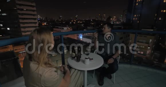 一对夫妇在屋顶咖啡馆过夜特拉维夫视频的预览图
