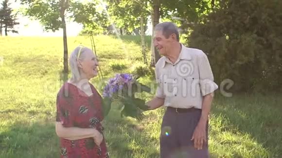 老人在公园给他心爱的妻子送花视频的预览图