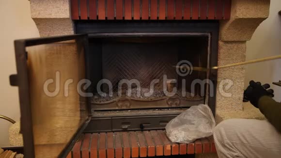 我们用铜铲把壁炉从灰烬中清理干净视频的预览图