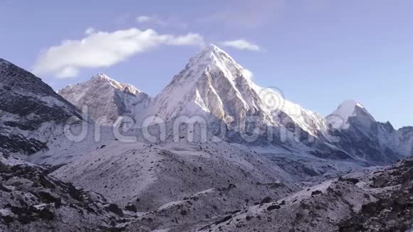 PumoRi山顶游客旅行Khumbu谷喜马拉雅山4k视频的预览图