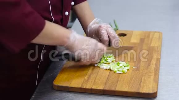 健康的饮食烹饪素食厨房用具和人的概念接近女人切葱视频的预览图