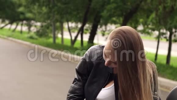 坐在摩托车上的长发女孩视频的预览图