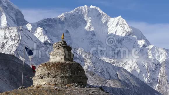 雪山佛教Stupa多彩旗喜马拉雅山4k视频的预览图
