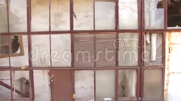 有破窗的建筑物的玻璃墙视频的预览图