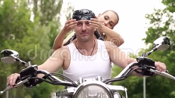 女孩对坐摩托车的男人闭上眼睛视频的预览图