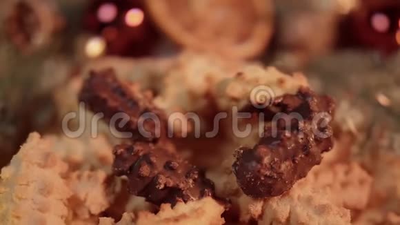漂亮的圣诞盘子里面有饼干和饼干视频的预览图