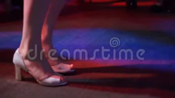 只有双腿合拢穿着女鞋跳舞脚在夜总会跳舞聚会庆祝视频的预览图