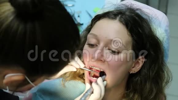 去看牙医与正畸医生的咨询牙套的安装和错颌畸形的矫正视频的预览图