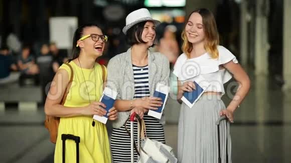 暑假期间魅力女孩一起旅行的特写肖像三个漂亮的年轻女人视频的预览图