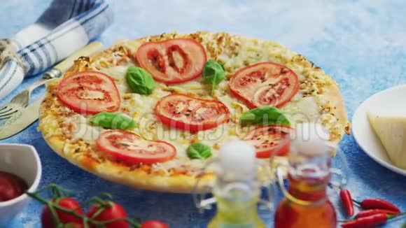 蓝色石桌上提供美味的意大利披萨视频的预览图