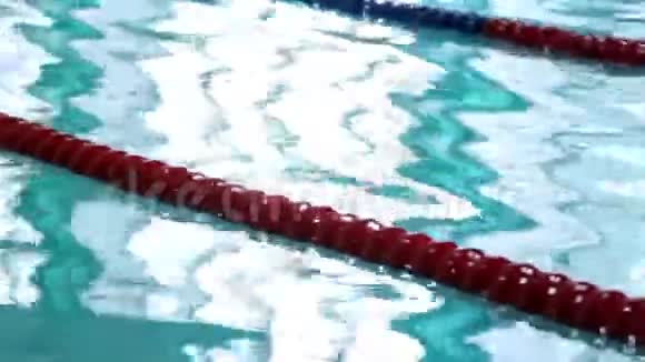 泳池小径游泳池内有泳道的清水视频的预览图