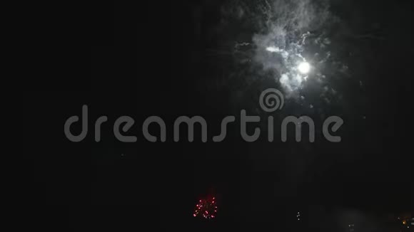 新年庆典城市烟花天空照明暗夜爆竹视频的预览图