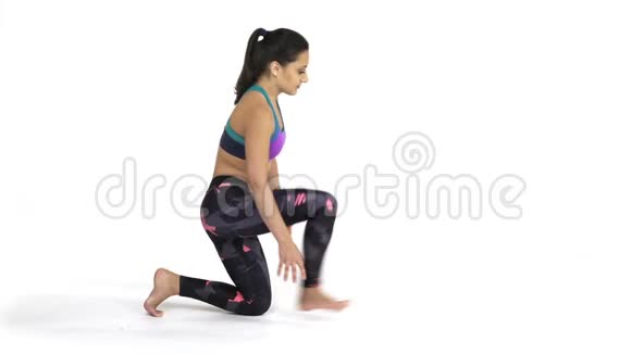 女人练习瑜伽哈努马纳萨纳分裂波塞视频的预览图