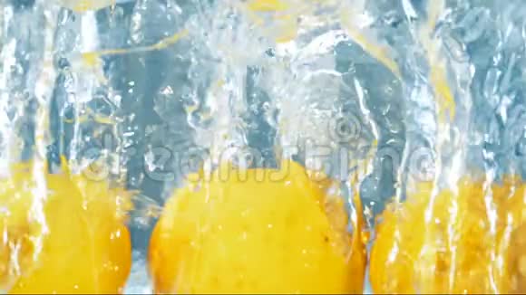 静止的水面被倒下的柠檬扰乱视频的预览图
