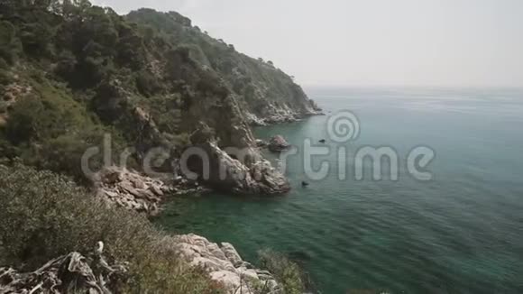 托马尔西班牙吉罗纳浮在巴利阿里海上的游船春天的西班牙自然和夏天的洛基视频的预览图