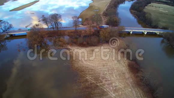 在Jurbarkas潮汐时间附近的立陶宛公路上进行空中飞行视频的预览图