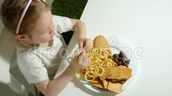 漂亮的女孩吃零食微笑上文视视频的预览图