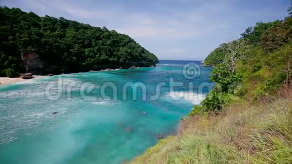 带波浪的热带天堂海滩的俯视图视频的预览图