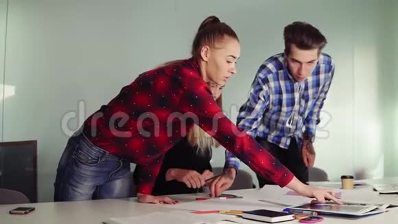 一群年轻人在现代公寓开会三个正在做作业的学生坐在一起视频的预览图
