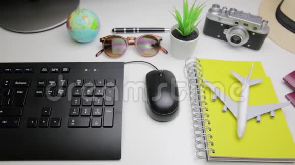 带护照太阳镜和电脑的办公室旅行规划概念视频的预览图